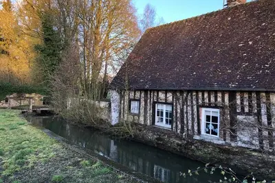Image de Maison en colombage avec rivière