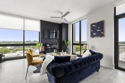 Image de Luxury Corner Unit In The Heart Of Midtown-Free Parking