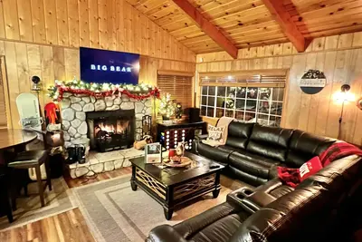 Image de Cozy Cabin • Close to Golf, Zoo, and Lake • Family &  Dog Friendly • Game Room
