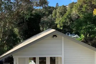 A cosy cabin, near Ōtari bush, and only minutes to Wellington Cbd with sauna!  