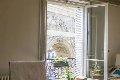 Image de 19th Century Haussmannian apartment with view of Louis Xiv gate to Paris
