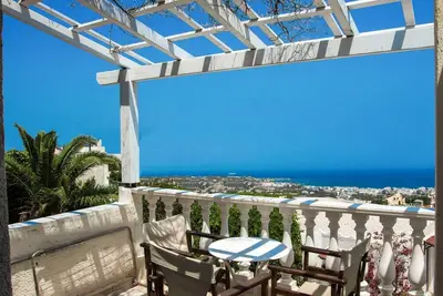 Image de Suite privée entière vue mer avec balcon, piscine partagée et climatisation