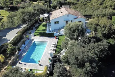 Image de Superbe Villa Avec Vue Collines Dans Un Parc Arbore