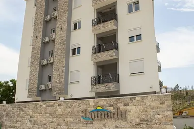 Image de Outstanding 2-Bedroom Blue Poolside Apartment