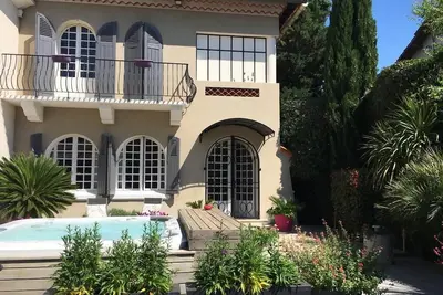 Air-conditioned house with jaccuzi and private enclosed garden with trees