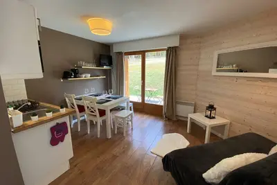 Image de Appartement moderne avec terrasse et parking, près des pistes, pour 6 personnes