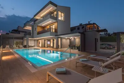 Image de Villa Bellatrix in Fažana with beach front and sea view