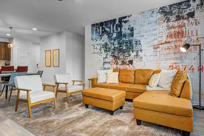 Image de Unique Industrial - *King Bed* - Long Term Stay