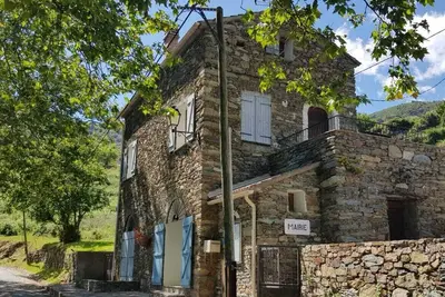 Image de Gîte de 4 personnes dans une maison en pierre de pays.