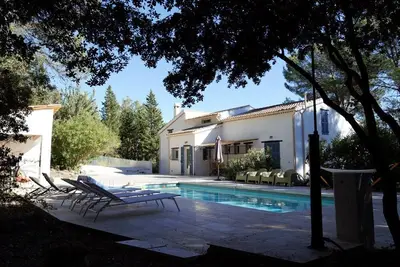 Image de Charmante maison provençale classée 5* avec 5 chambres, 4 Sdb et piscine privée