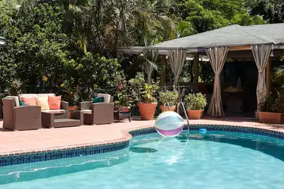 Image de Crowne Gardens. Safe, quiet, luxurious Kingston home with a scenic view.