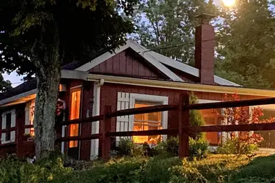 Image de Come Home to Your Little Red House on the Hill