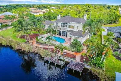 Image de Pool Home on Saltwater Canal Accommodating 10