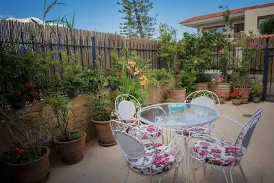 Image de 250 metres from the sea a tiny independent house with a yard full of flowers!