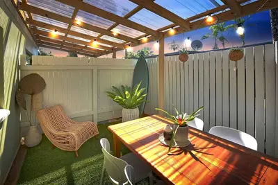 Image de Tropical Getaway with Surfer Vibes – Cosy, Stylish 1-Bedroom Apartment