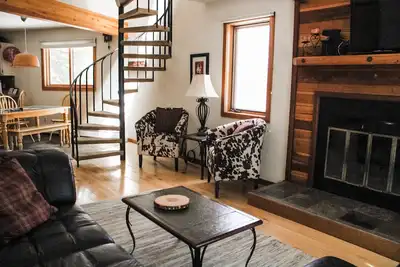 Image de Silverthorn Skiing & Hiking with Community pool/hot tub/Sauna.