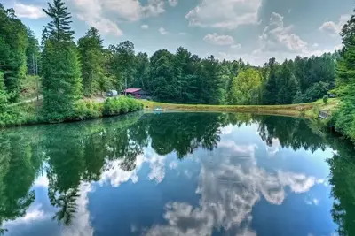 Image de Lakeside Retreat: Explore 35 Acres of wilderness and Private Lake! Hot tub