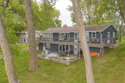 Image de Level Lake Ida Property with Boat or Pontoon Lift and Sandy Lake Bottom.