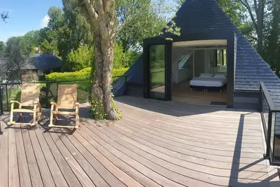 Image de Maison contemporaine de 350m² avec piscine chauffée, jacuzzi et tennis
