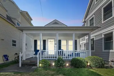 Image de Great Beach Bungalow, steps from the ocean! ! Free Wifi & Beach Tags! !