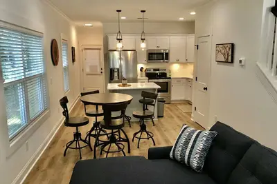 Image de Wonderful New Townhome Steps to Downtown Greenville