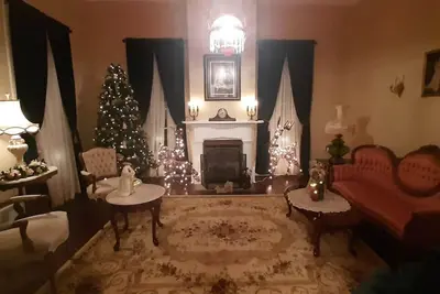 Image de La Belle Maison - Beautiful 1850 Historical home just across from Lions Park!