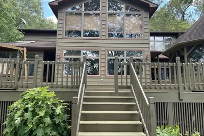 Image de Lakeside Luxury: Experience Tranquility in Our Remodeled Lake House