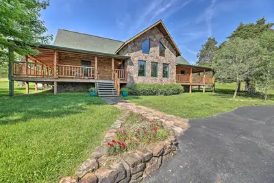 Image de Eureka Springs Area Cabin w/ Deck + 7 Acres!