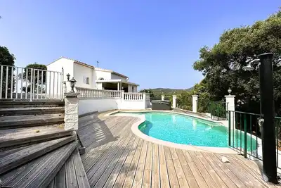 Image de Villa pour 8 personnes avec piscine chauffée et petite vue mer au domaine de Valcros à La Londe. . .