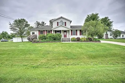 Image de Irish Hills Farmhouse w\/ Furnished Deck & Playset