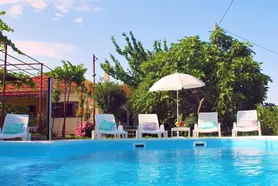 Image de Sunflower house with a pool and large garden