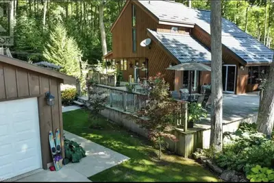 Image de Gorgeous Waterfront Cottage with Sauna + Canoe