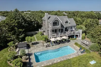 Image de Katama Luxury-5 Br Home w/Pool, Hot Tub, FirePit & Bocce Court near South Beach