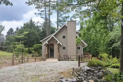 Image de Creek on 1 acre lot walking distance to Downtown