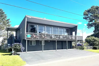 Image de Charming Private Home - 1 block walk to the beach, 4 blocks from city center.