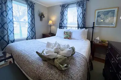Image de ✨ Relaxing Retreat 🏡 Easy 1 Mile Walk Downtown, Fenced in Yard! ✨