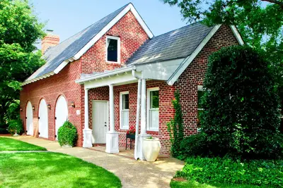 Image de Old-World Retreat at 1860s Manor: Luxury Amenities - Tennis Court & Nature Trail
