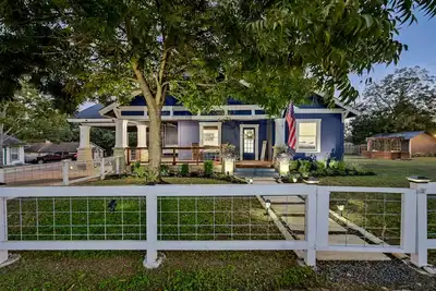 Image de “Hometown Hideaway” in the heart of Downtown Liberty Hill