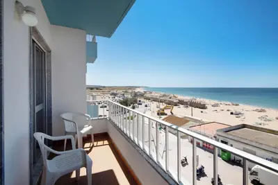 Image de Appartement Vista Mar 4ºE sur la plage avec vue sur la mer, climatisation et balcon.