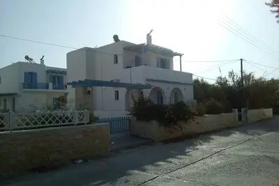 Image de Cycladic style house next to the sea