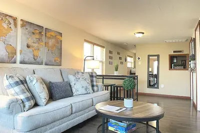 Image de Bleistein Cottage- located behind one of Cody's favorite Coffee shops!