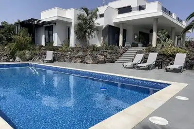 Image de Stylish Desert Oasis with great ocean and mountain views