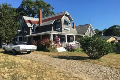 Image de Classic Vineyard Ocean, Harbor, Lake & Parkview Cottage w/Ac