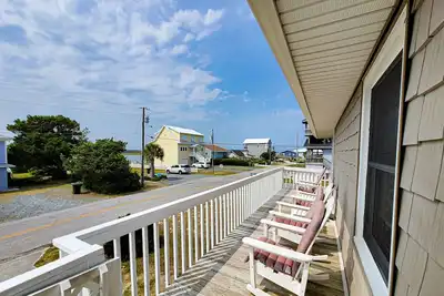 Image de Fun, Chill, and Coastal Comfort at Hoot
