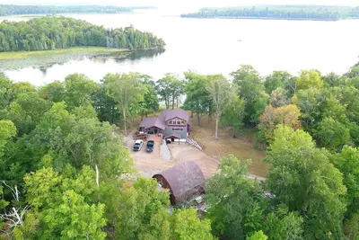 Image de Private Newly Built Woman Lake Cabin with Detached Barn Style Bunk House