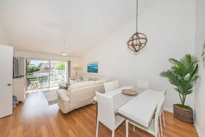 Image de Vista Verde E Beautifully Updated, 'Contemporary Condo'