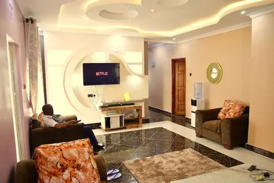 Image de Bungalow with lush garden on the highway