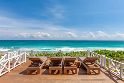 Image de Extravagant Oceanfront Estate with Putting Green & Bocce Ball Court \nStarlink