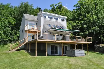 Image de Country Home with Private Swimming Pond and Beautiful Mountain Views