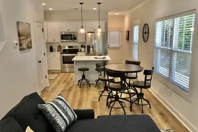 Image de New Cozy Townhome Steps to Downtown Greenville